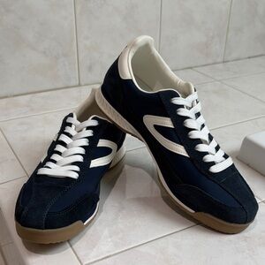 Tretorn Rawlins Navy Suede Trim and White Low-top Women’s Sneakers. Size 8.5